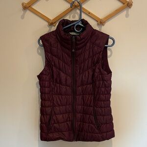 Athleta Goose Down Vest Downalicious Puffer Womens sz M Burgundy Full Zip